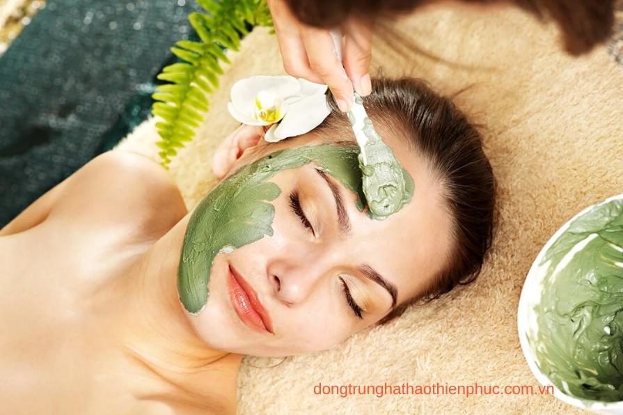 Người phụ nữ sử dụng mặt nạ dưỡng da tự nhiên tại nhà