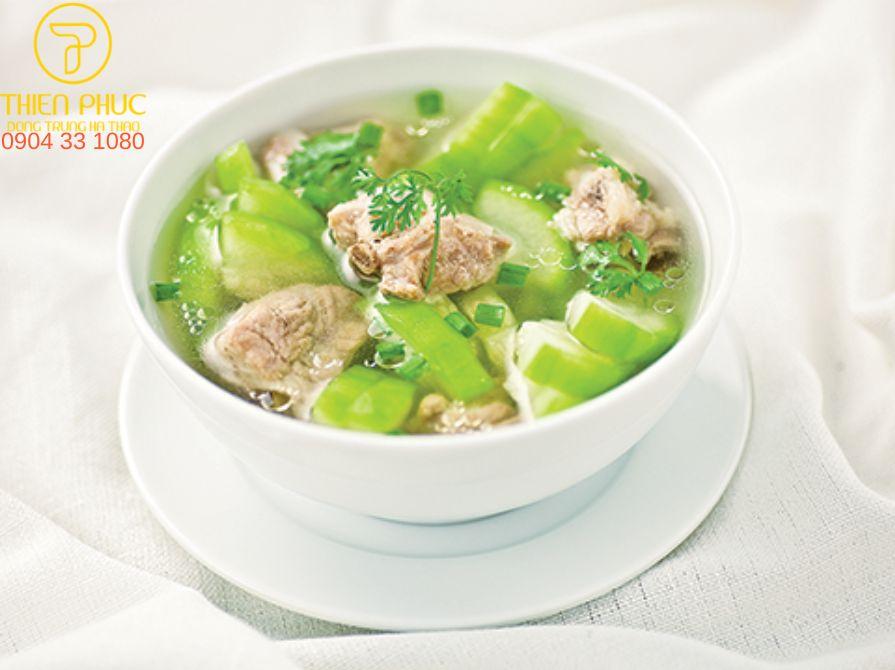 Canh bí xanh và xương sườn lợn