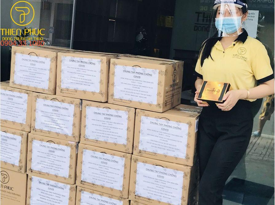 Dược thảo Thiên Phúc gửi tặng y bác sĩ Bệnh viện Quận 7